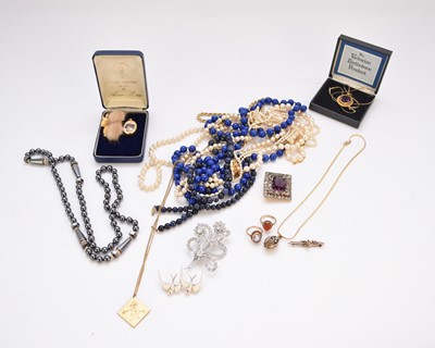 Lot 189 - A small collection of jewellery and costume jewellery