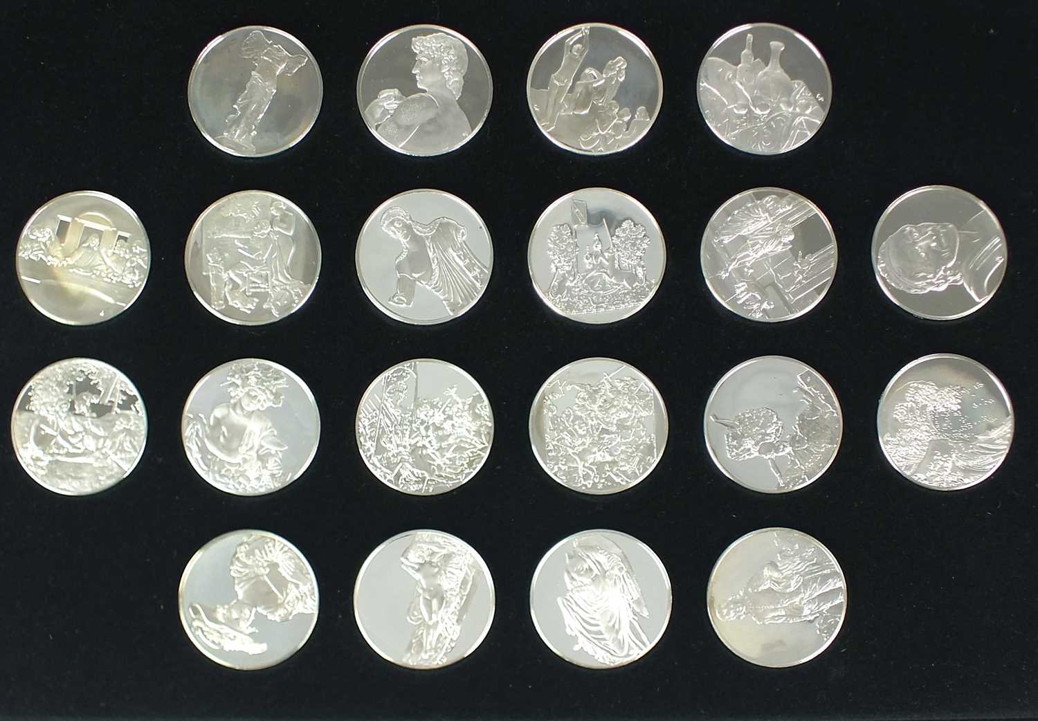 256 - The 100 greatest masterpieces - 5 trays containing a total of 100 Sterling silver proof medals within capsules and with covered trays in a wood two handled display cabinet by John Pinches