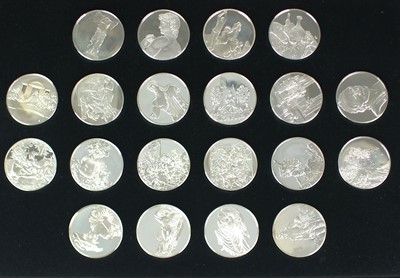 Lot 256 - The 100 greatest masterpieces - 5 trays containing a total of 100 Sterling silver proof medals within capsules and with covered trays in a wood two handled display cabinet by John Pinches