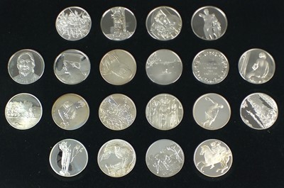 Lot 256 - The 100 greatest masterpieces - 5 trays containing a total of 100 Sterling silver proof medals within capsules and with covered trays in a wood two handled display cabinet by John Pinches