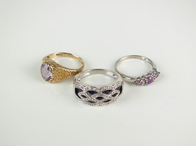 Lot 354 - Three stone set rings