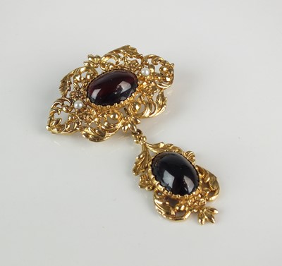 Lot 200 - A 9ct gold Victorian style garnet brooch