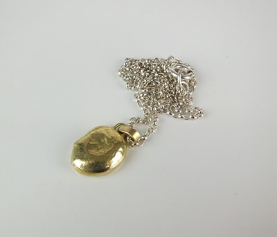 Lot 190 - A yellow metal nugget pendant