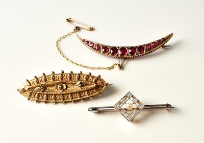 Lot 148 - Three bar brooches