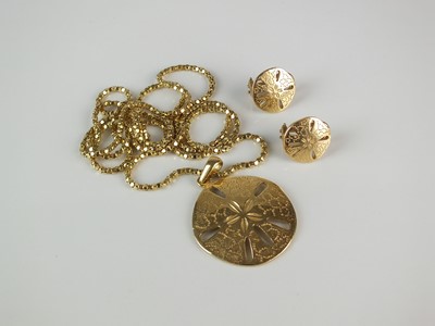 Lot 334 - A circular pierced pendant and chain with matching earrings