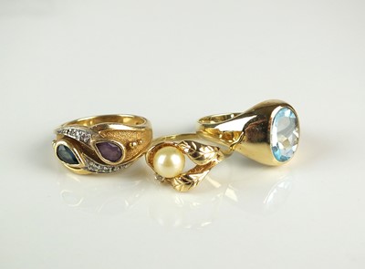 Lot 217 - Three stone set rings