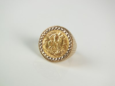 Lot 337 - A half sovereign set ring