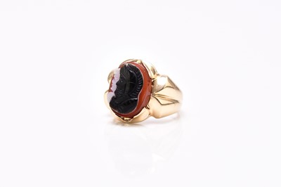 Lot 196 - A 9ct gold hardstone cameo ring