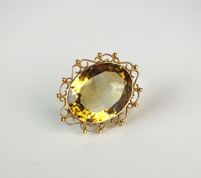 Lot 355 - An oval citrine brooch