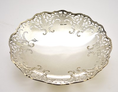 Lot 88 - A decorative pierced silver bowl