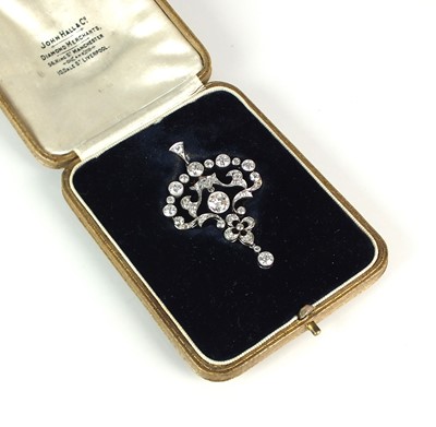 Lot 34 - An early 20th century diamond set pendant
