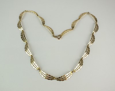 Lot 321 - A yellow metal necklace