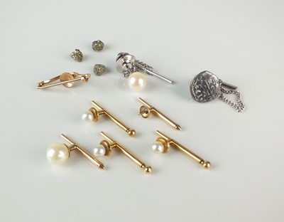 Lot 262 - A small collection of studs