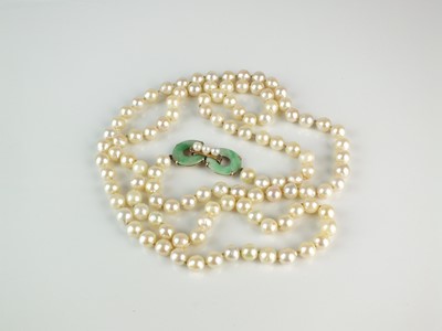 Lot 193 - A single strand uniform cultured pearl necklace with jade set clasp