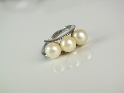 Lot 258 - A three stone cultured pearl ring