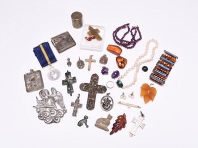 Lot 365 - A small collection of jewellery