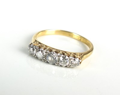 Lot 96 - A graduated five stone diamond ring