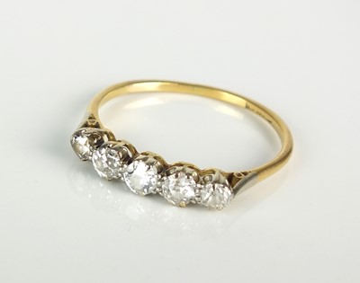 Lot 314 - A graduated five stone diamond ring