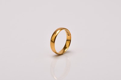 Lot 240 - A 22ct gold wedding band