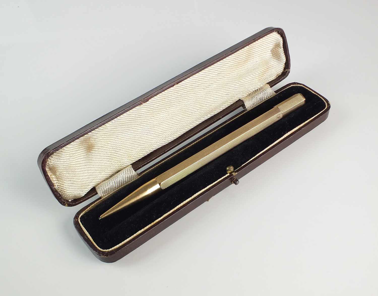 Lot 118 - A yellow metal propelling pencil