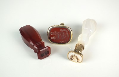 Lot 12 - A yellow metal mounted banded agate seal