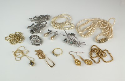 Lot 333 - A small collection of jewellery