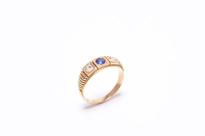 Lot 394 - An early 20th century three stone untested sapphire and diamond ring