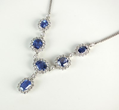 Lot 35 - A blue sapphire cluster necklace