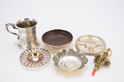 Lot 101 - A small collection of silver and white metal