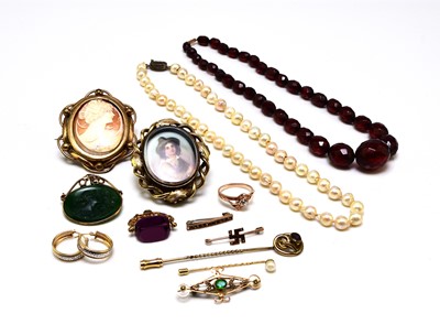 Lot 302 - A small collection of jewellery and costume jewellery