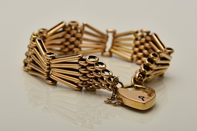 Lot 304 - An 18ct gold gate link bracelet