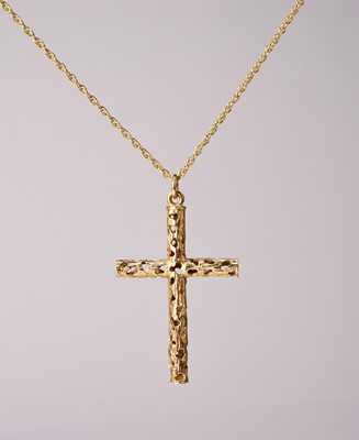 Lot 344 - A 9ct gold pierced crucifix pendant