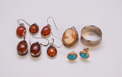 Lot 171 - A collection of various pieces of costume jewellery