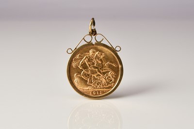 Lot 164 - A sovereign set pendant