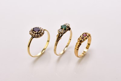 Lot 343 - Three stone set rings