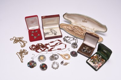 Lot 218 - A collection of jewellery and costume jewellery