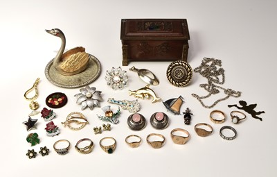 Lot 162 - A small collection of jewellery and costume jewellery