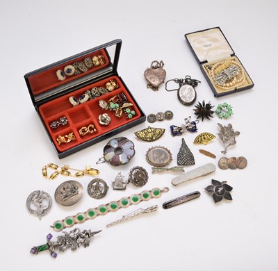 Lot 226 - A large collection of jewellery and costume jewellery