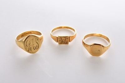 Lot 309 - Three 18ct gold signet rings