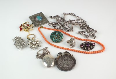 Lot 347 - A small collection of jewellery and costume jewellery