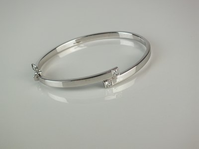 Lot 250 - A 9ct white gold hinged bangle