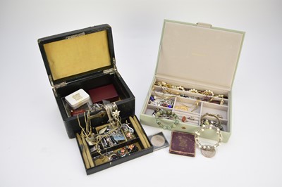 Lot 208 - A collection of jewellery and costume jewellery