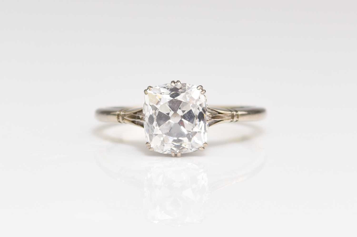 33 - An early-mid 20th century single stone diamond ring