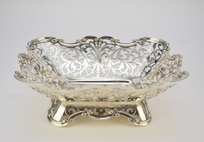 Lot 21 - An Edwardian decorative pierced silver bowl