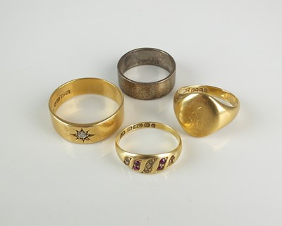 Lot 224 - Four rings and a silver purse