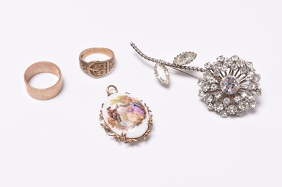 Lot 395 - Two rings and two brooches