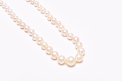 Lot 283 - A single strand graduated cultured pearl necklace