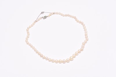 Lot 283 - A single strand graduated cultured pearl necklace