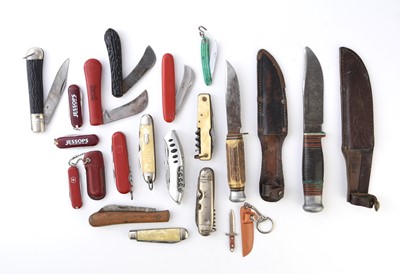 Lot 150 - Group of hunting, pocket knives and multi-tools