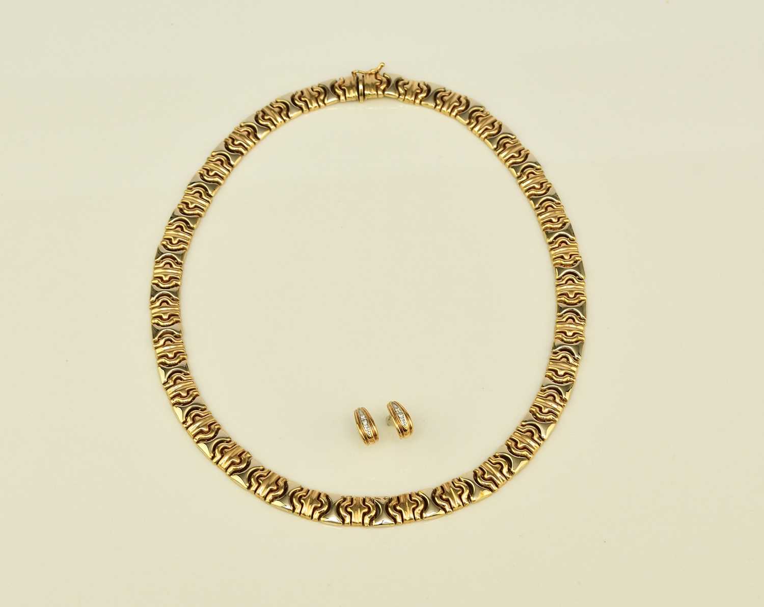 Lot 25 - A yellow and white metal decorative link collarette necklace